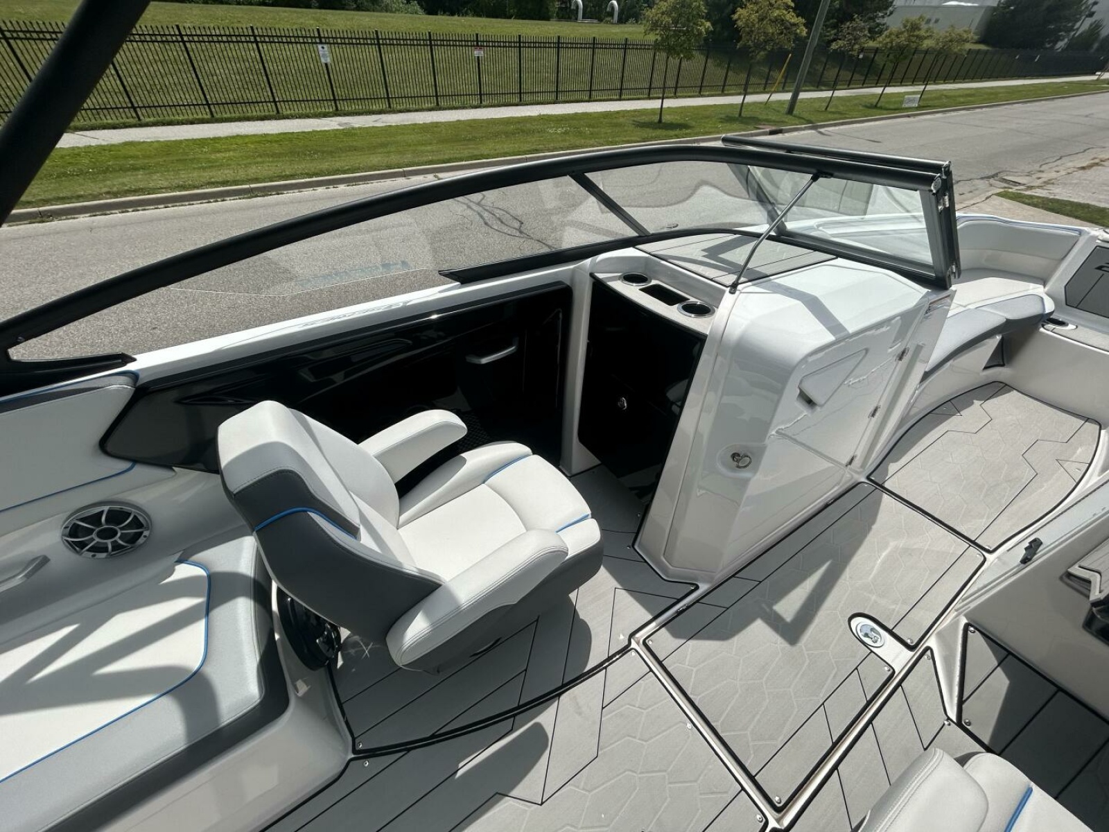 2021 Yamaha Boats 252 XE (Wake Edition) 25