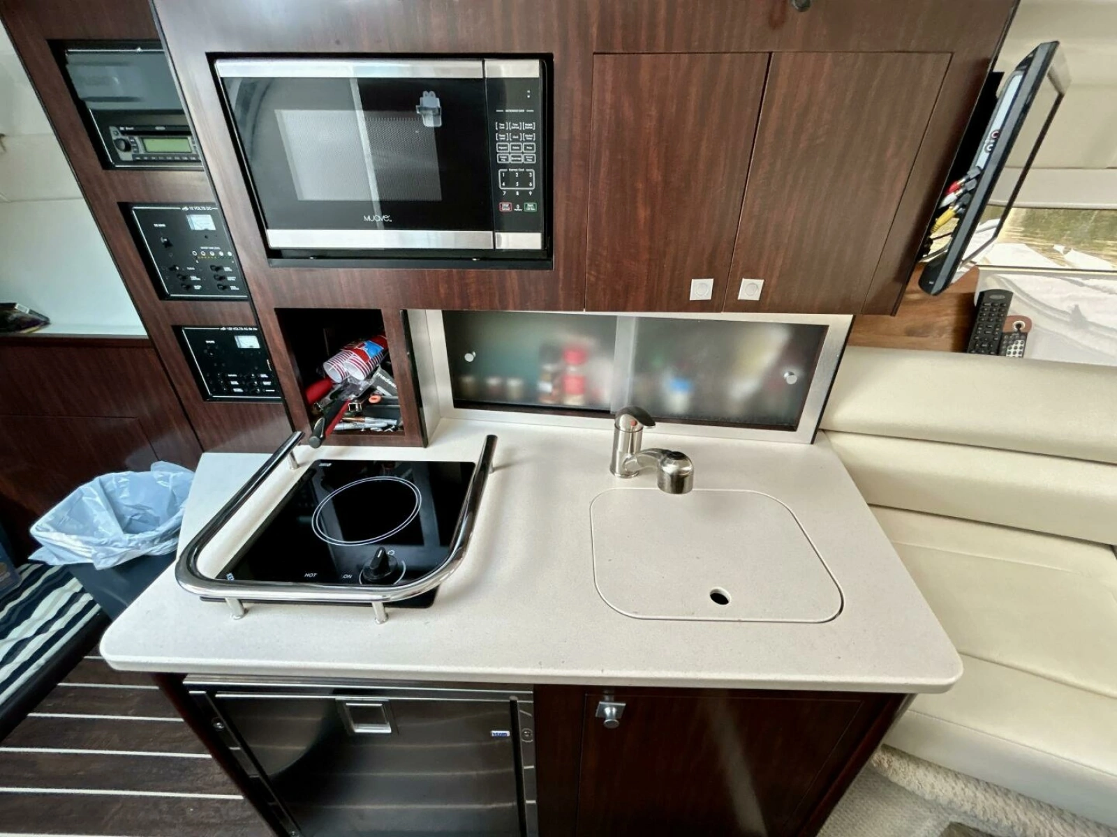 2018 Monterey 295 Sport Yacht 29