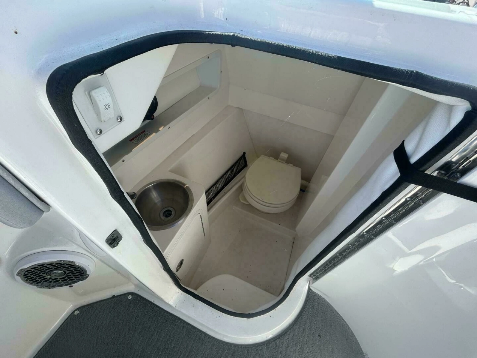 2016 Sea Ray 270 Sundeck 27