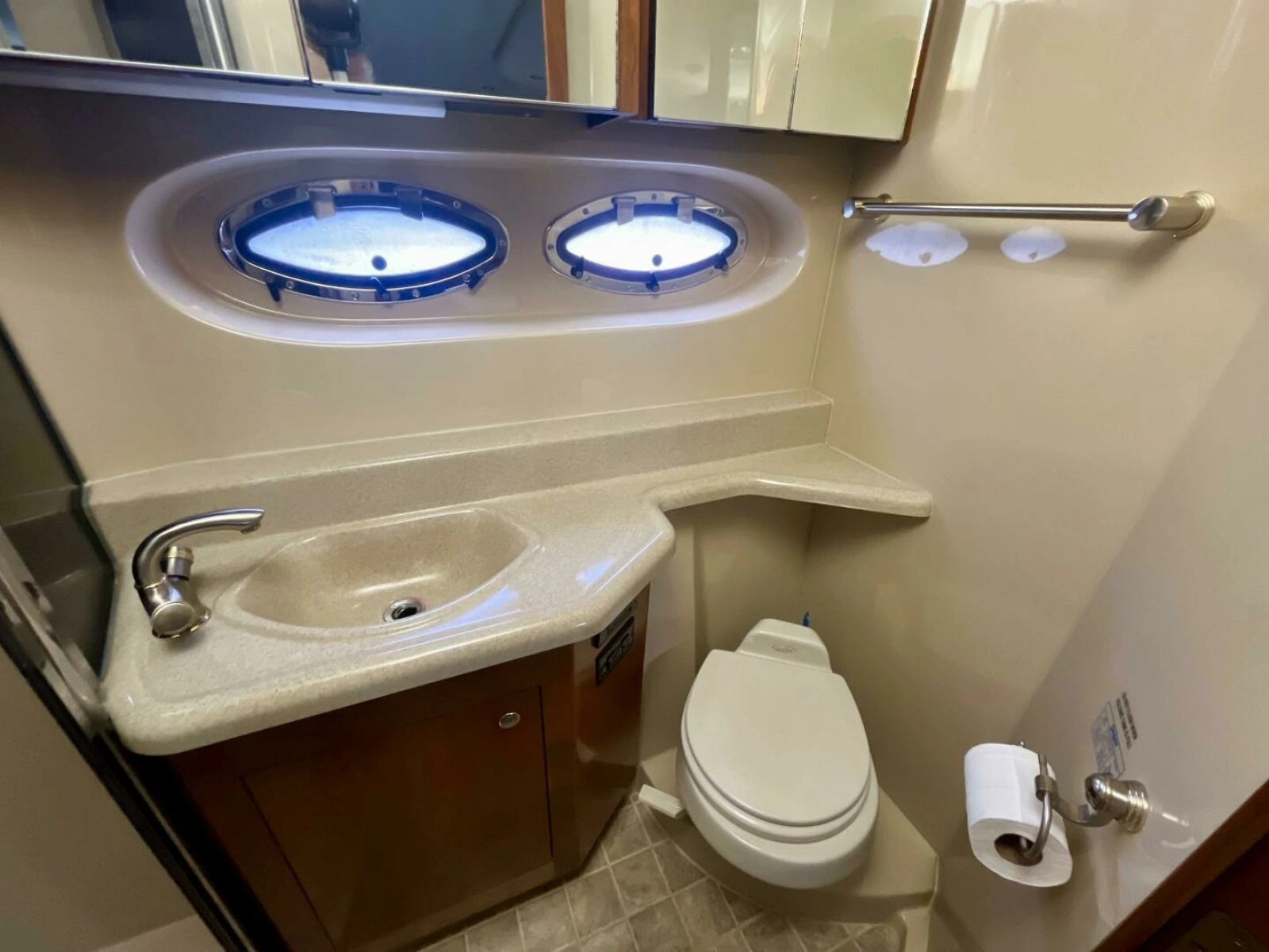2005 Cruisers Yachts 405 Express Motor Yacht 40