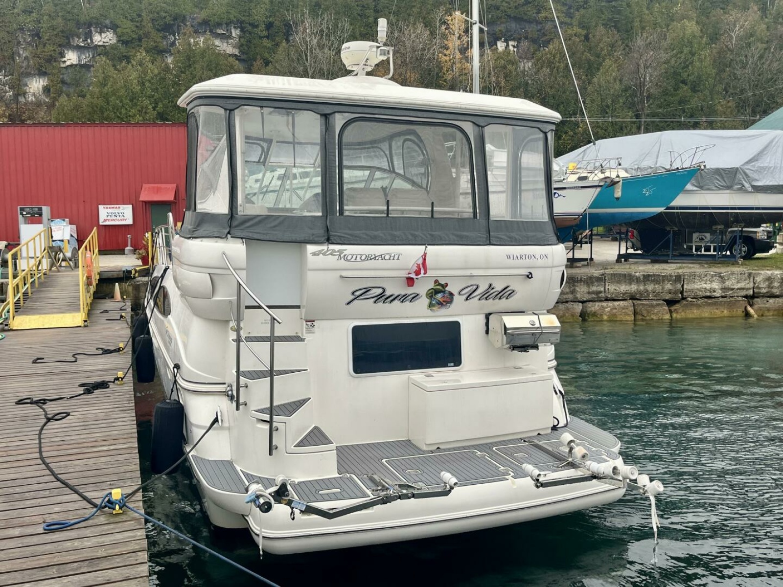 2005 Cruisers Yachts 405 Express Motor Yacht 40