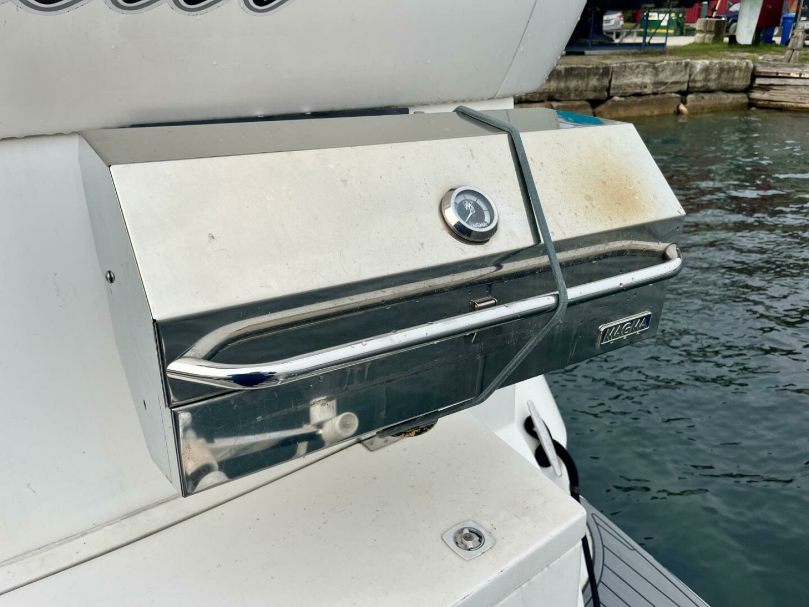 2005 Cruisers Yachts 405 Express Motor Yacht 40