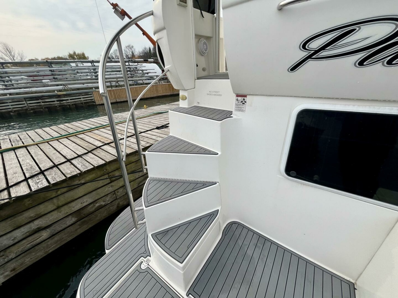 2005 Cruisers Yachts 405 Express Motor Yacht 40