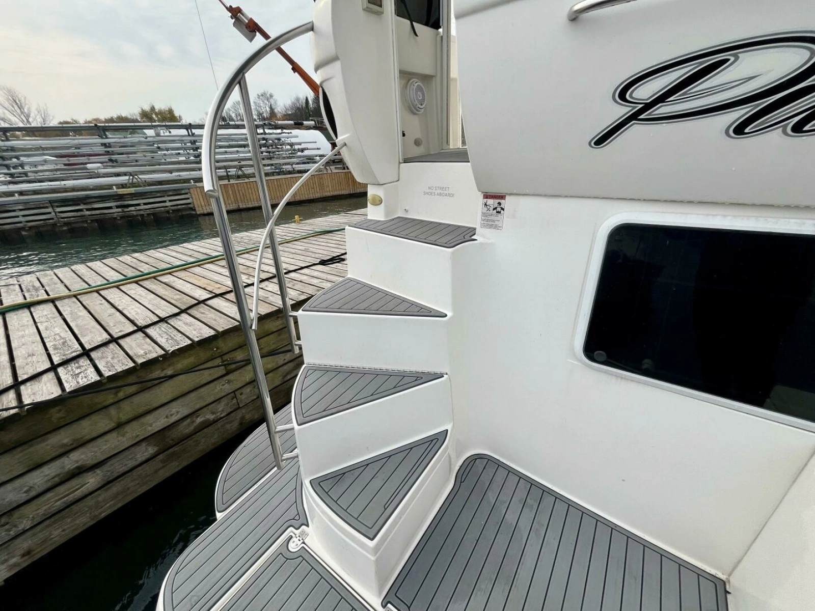 2005 Cruisers Yachts 405 Express Motor Yacht 40