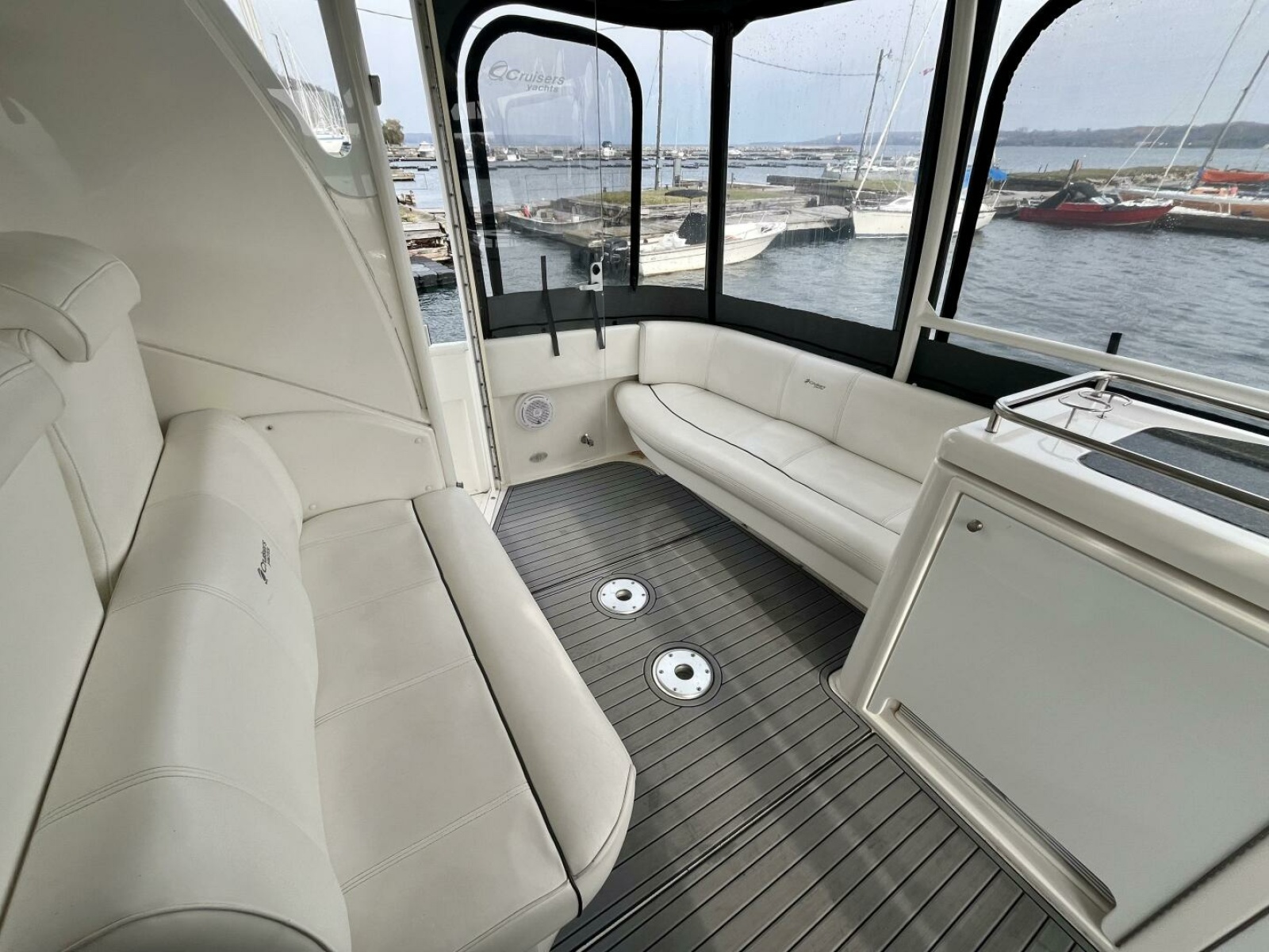 2005 Cruisers Yachts 405 Express Motor Yacht 40