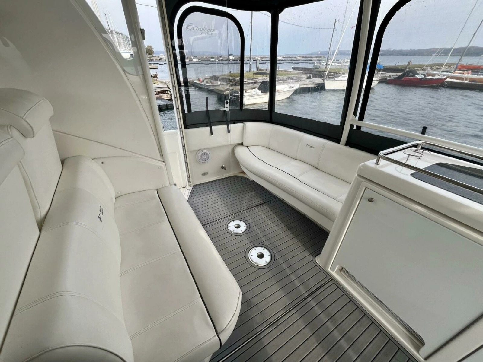 2005 Cruisers Yachts 405 Express Motor Yacht 40