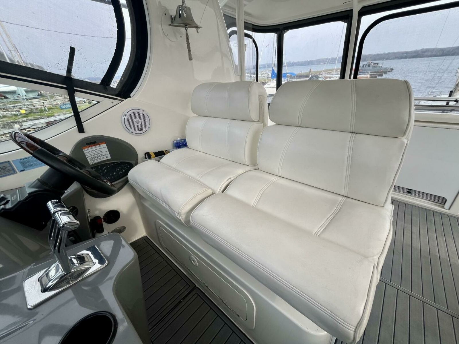 2005 Cruisers Yachts 405 Express Motor Yacht 40