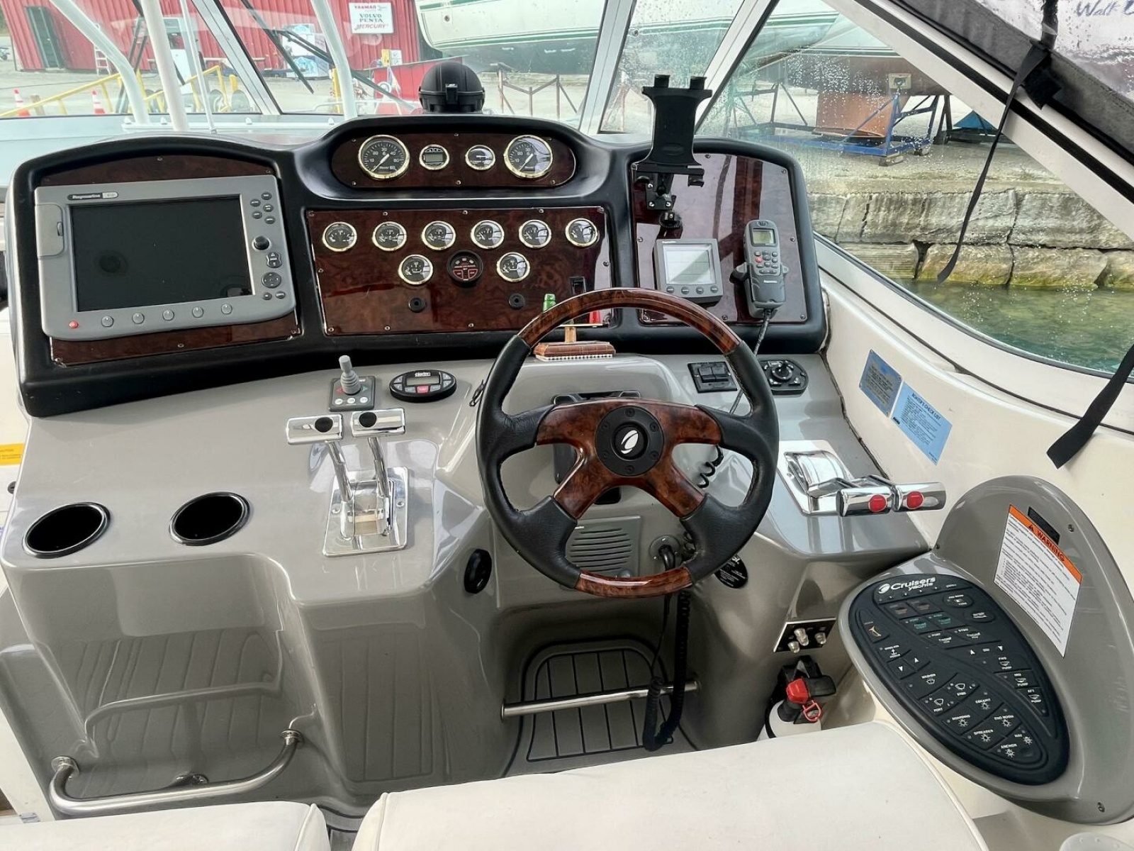 2005 Cruisers Yachts 405 Express Motor Yacht 40