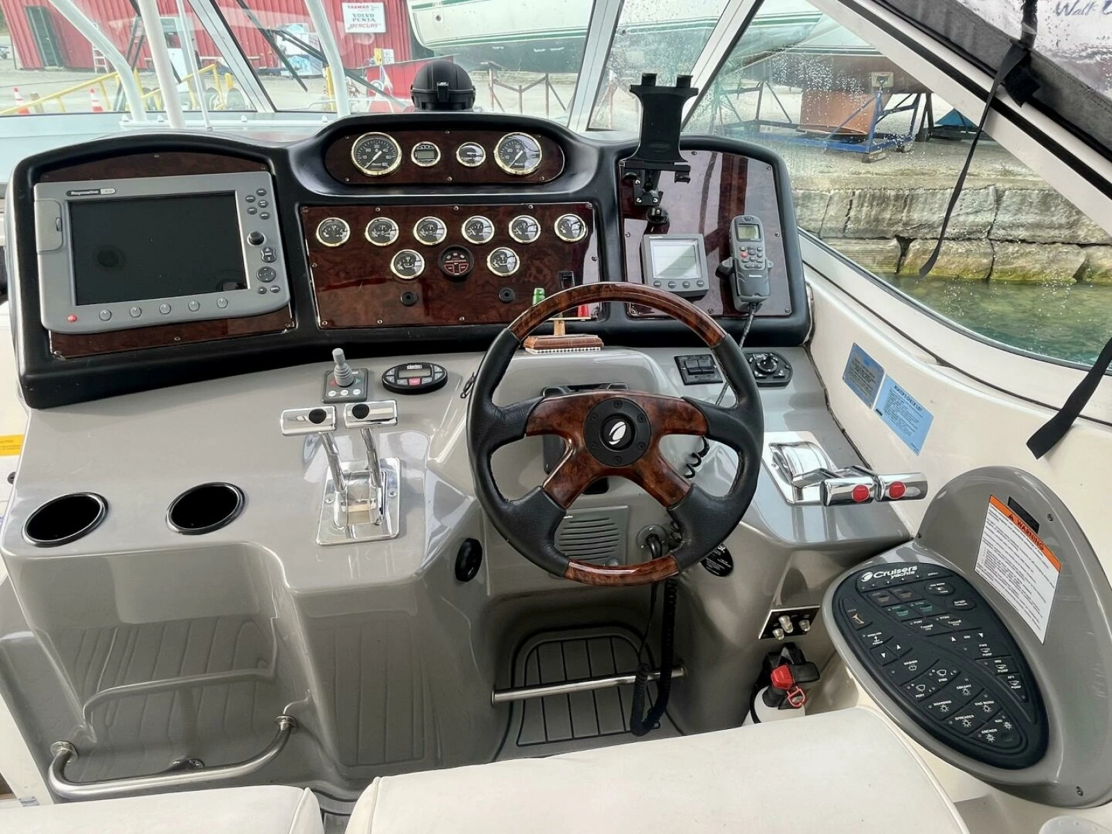 2005 Cruisers Yachts 405 Express Motor Yacht 40