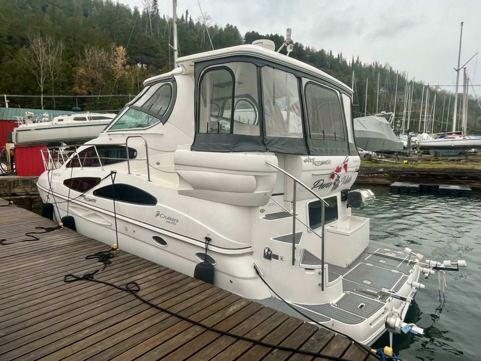 2005 Cruisers Yachts 405 Express Motor Yacht 40