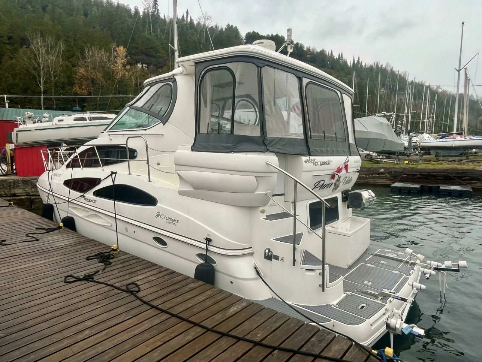2005 Cruisers Yachts 405 Express Motor Yacht 40