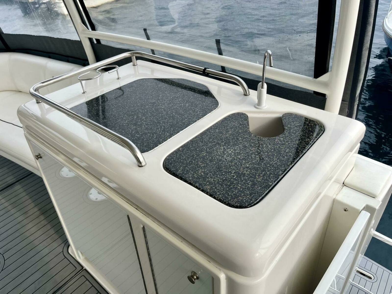 2005 Cruisers Yachts 405 Express Motor Yacht 40