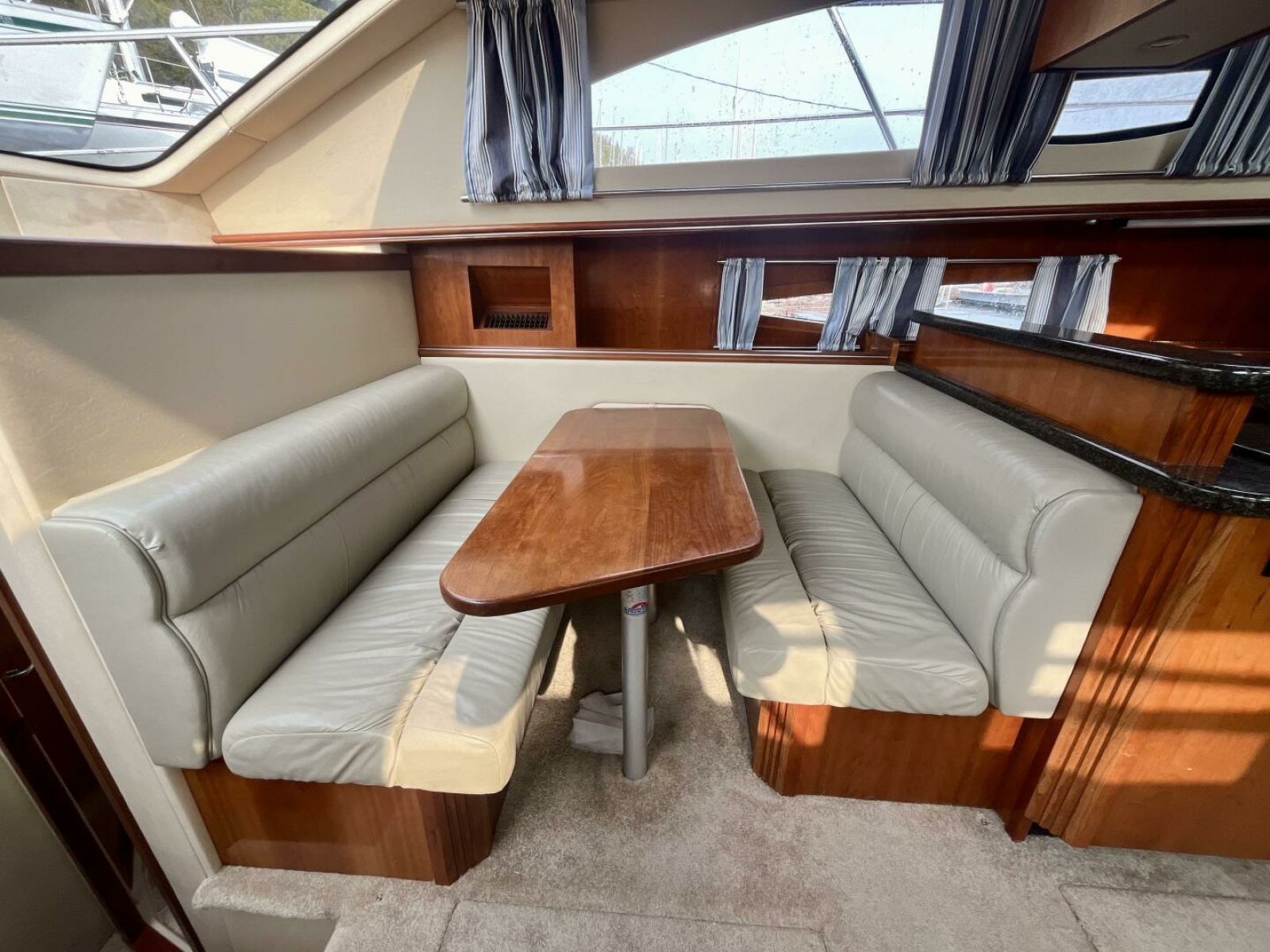2005 Cruisers Yachts 405 Express Motor Yacht 40