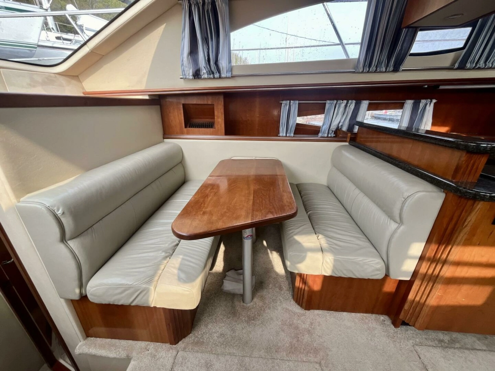 2005 Cruisers Yachts 405 Express Motor Yacht 40