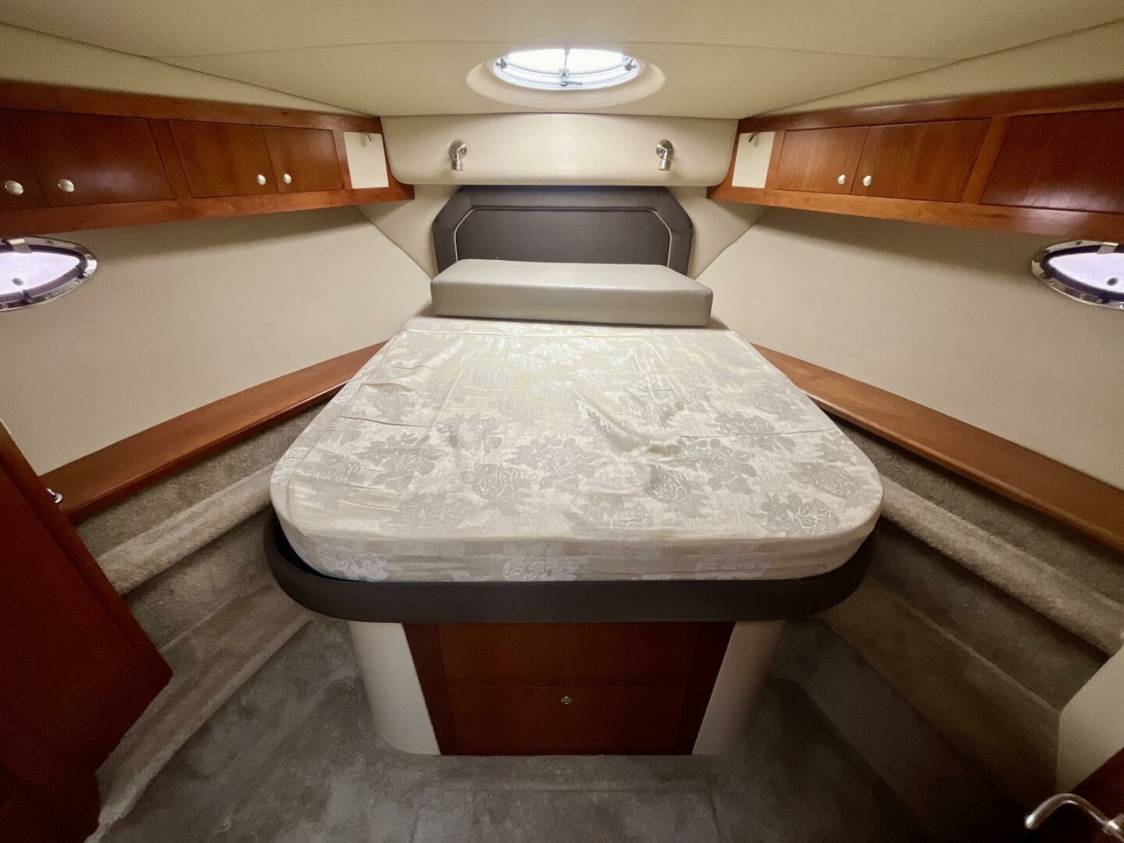 2005 Cruisers Yachts 405 Express Motor Yacht 40