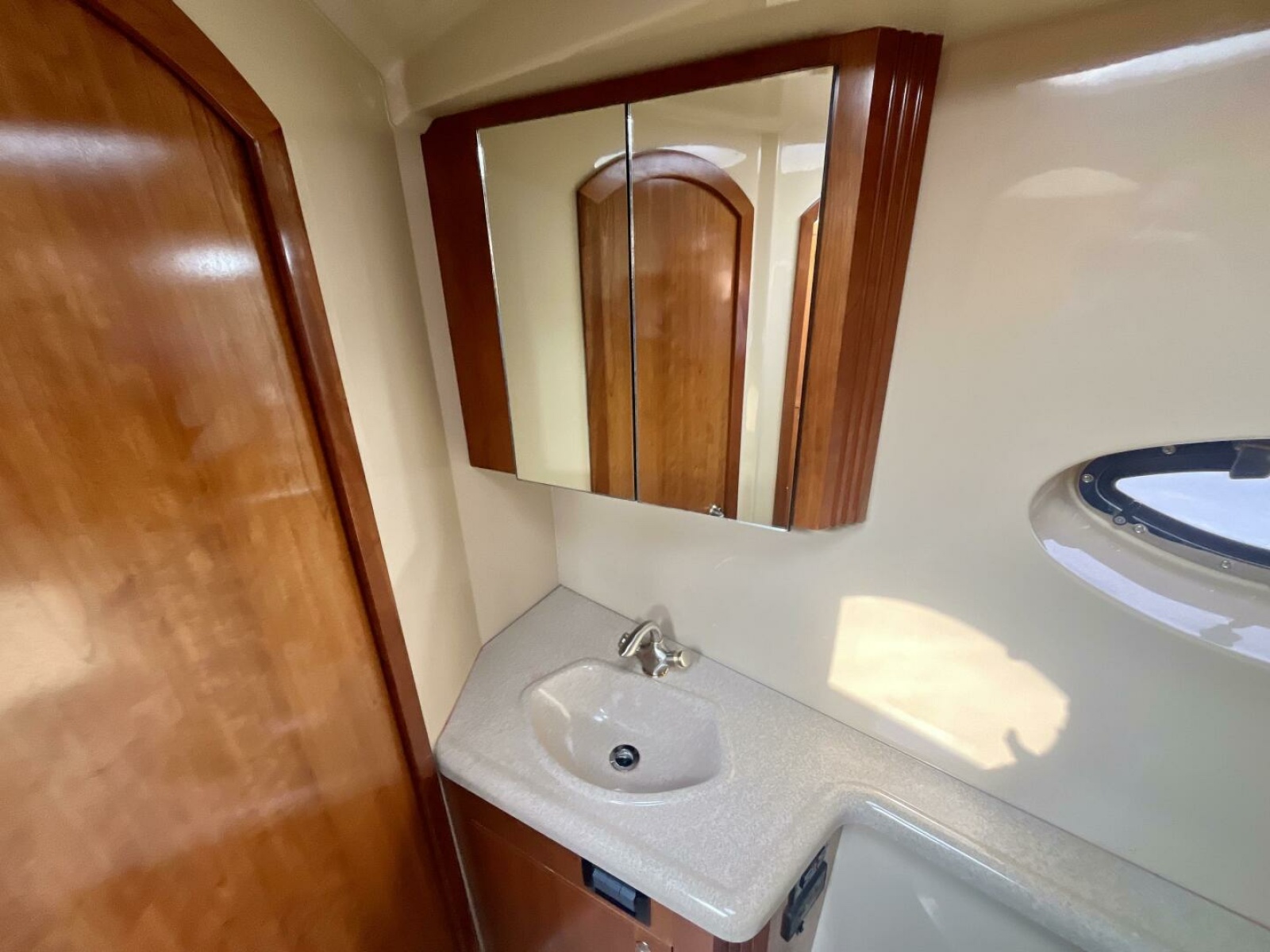 2005 Cruisers Yachts 405 Express Motor Yacht 40
