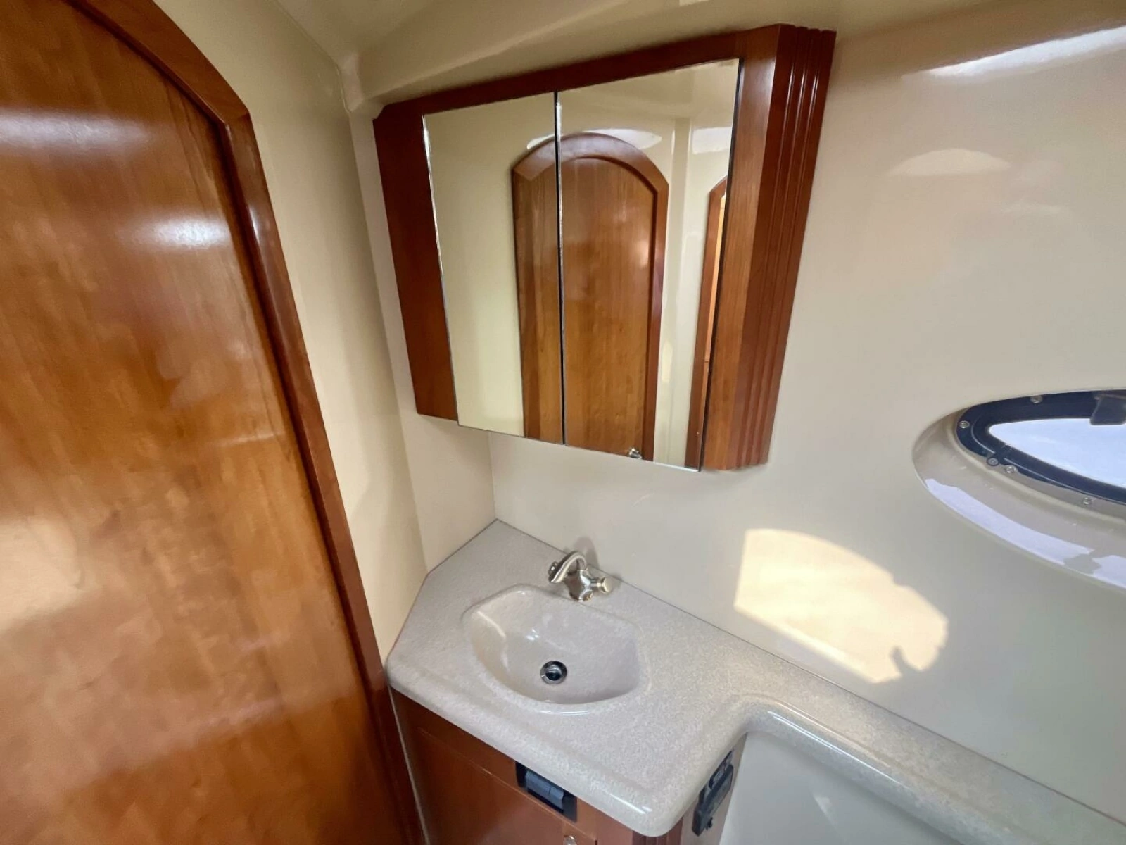 2005 Cruisers Yachts 405 Express Motor Yacht 40