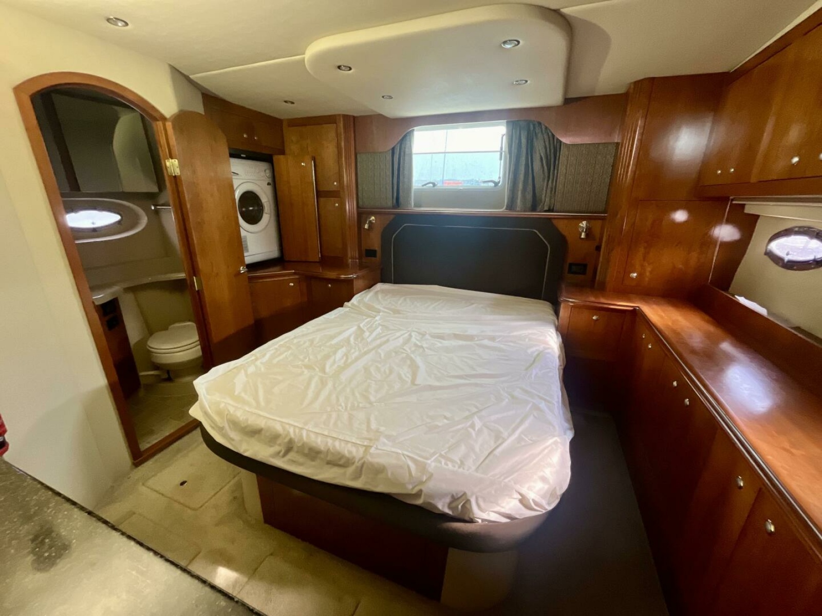2005 Cruisers Yachts 405 Express Motor Yacht 40