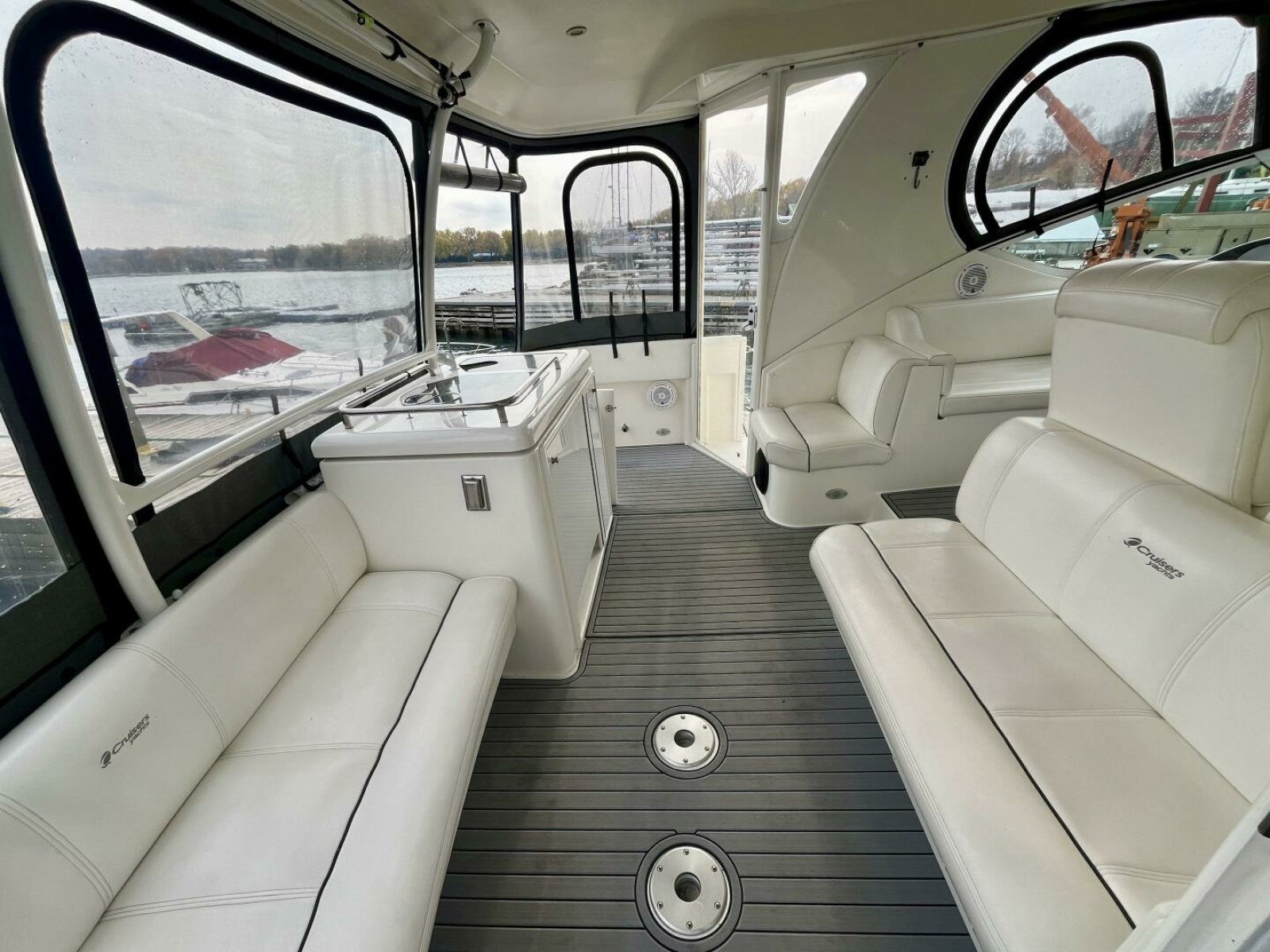 2005 Cruisers Yachts 405 Express Motor Yacht 40