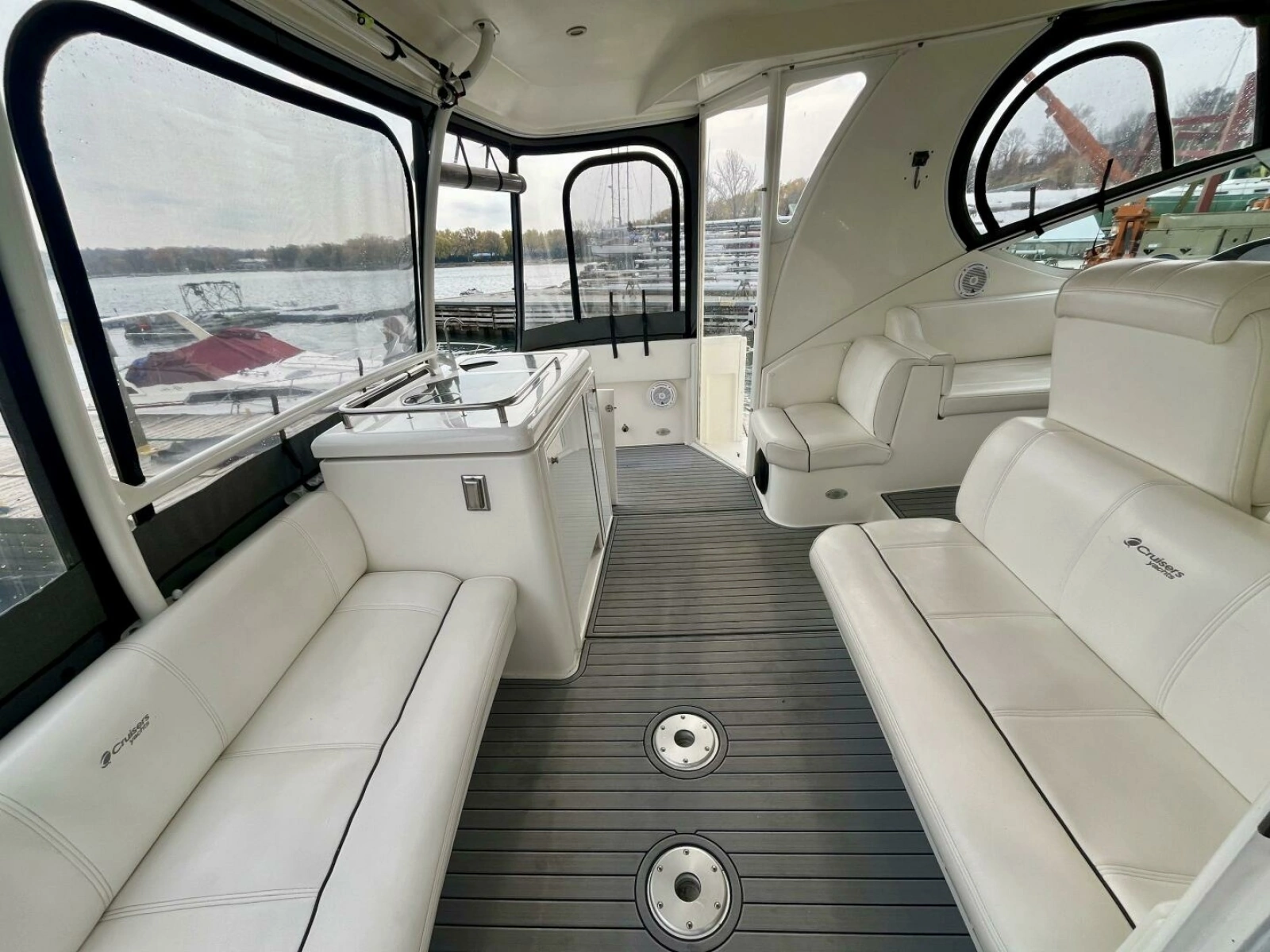 2005 Cruisers Yachts 405 Express Motor Yacht 40