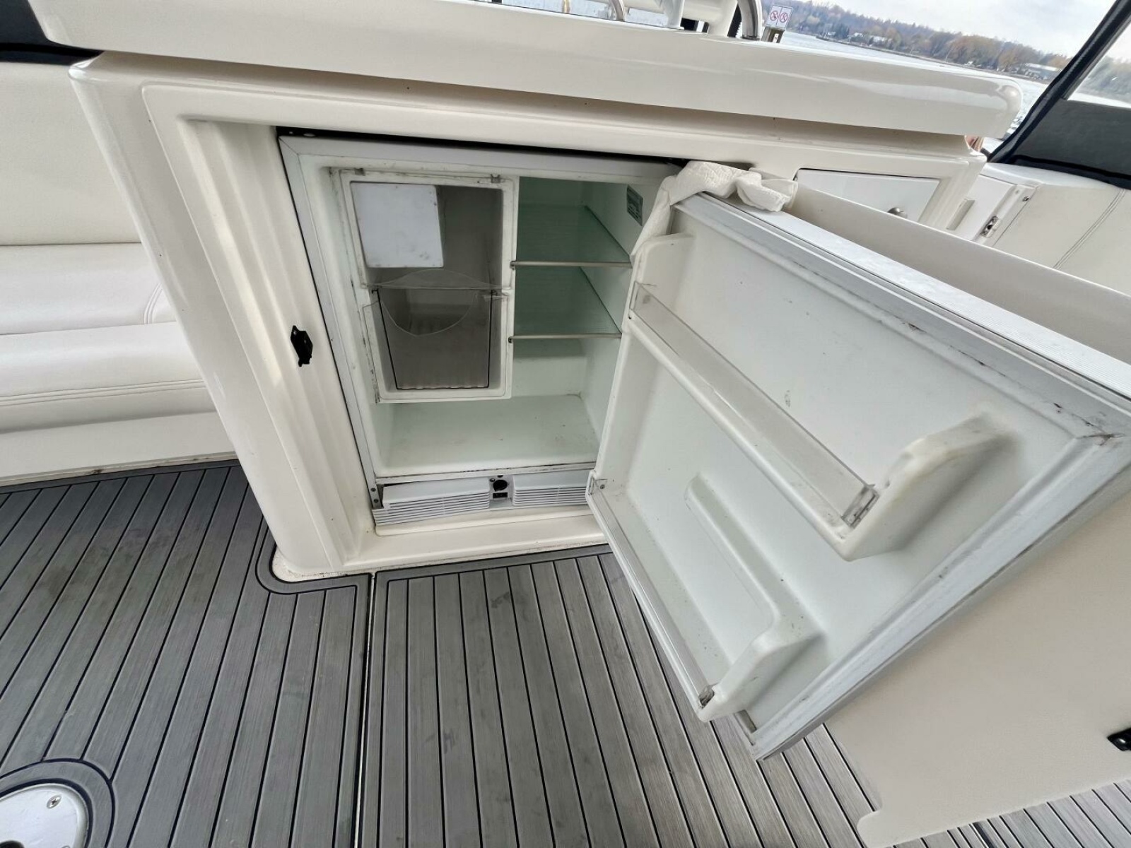 2005 Cruisers Yachts 405 Express Motor Yacht 40