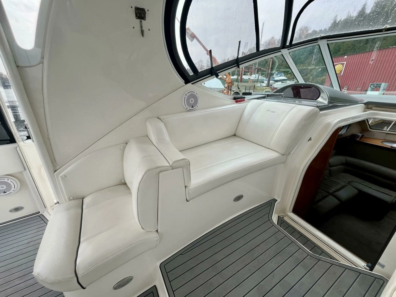2005 Cruisers Yachts 405 Express Motor Yacht 40