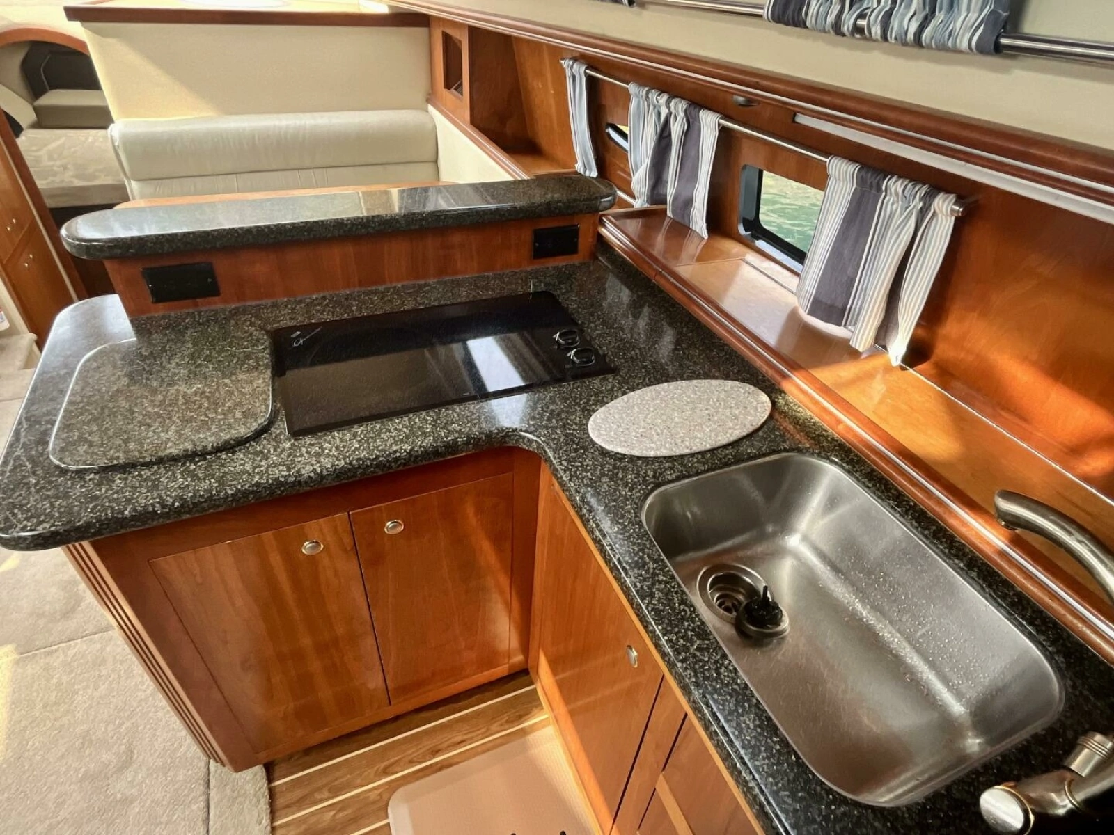2005 Cruisers Yachts 405 Express Motor Yacht 40