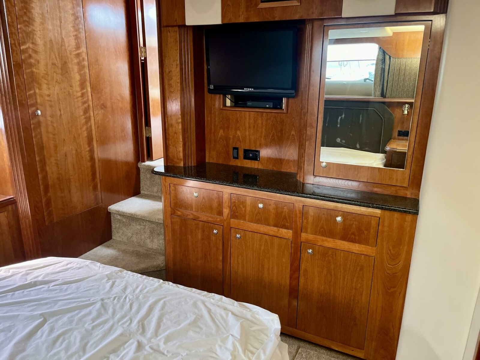 2005 Cruisers Yachts 405 Express Motor Yacht 40