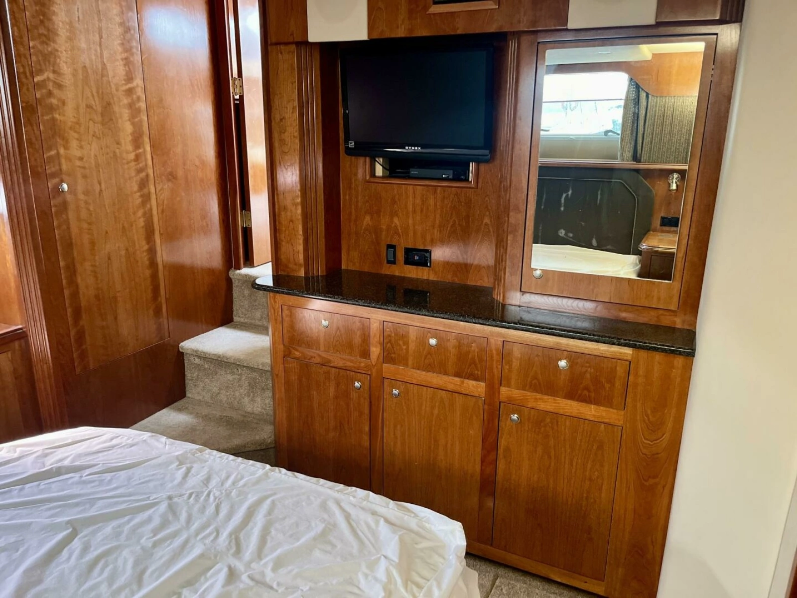 2005 Cruisers Yachts 405 Express Motor Yacht 40