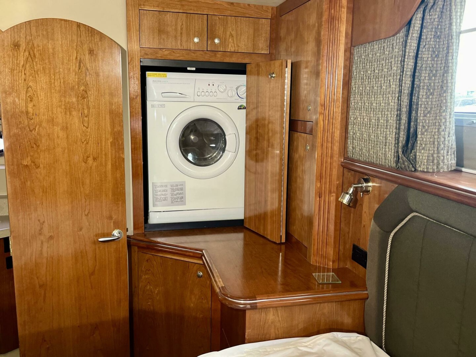 2005 Cruisers Yachts 405 Express Motor Yacht 40