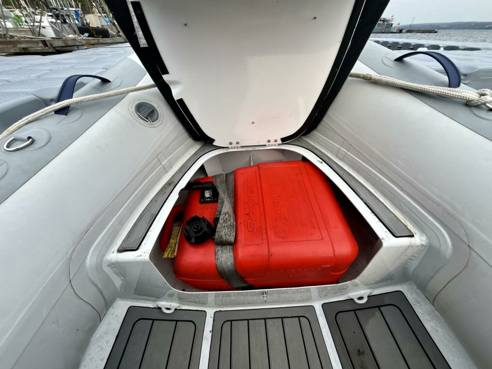 2005 Cruisers Yachts 405 Express Motor Yacht 40