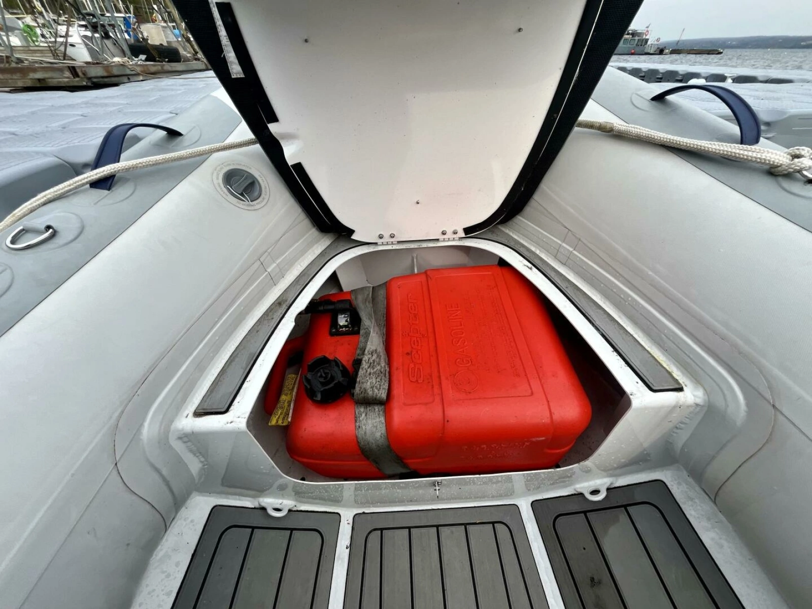 2005 Cruisers Yachts 405 Express Motor Yacht 40