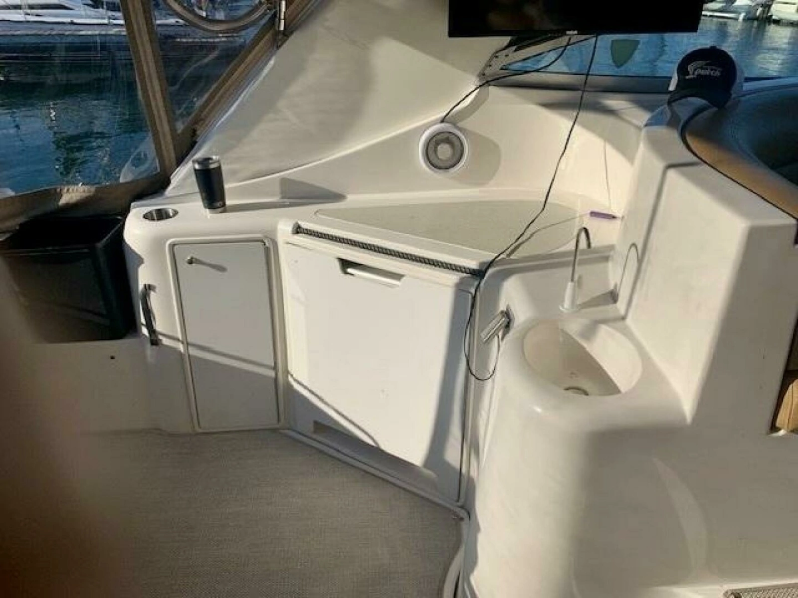 1998 Cruisers Yachts 3870 Express 38