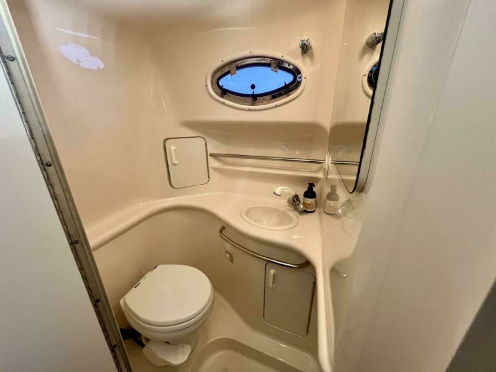1999 Sea Ray 330 Sundancer 33