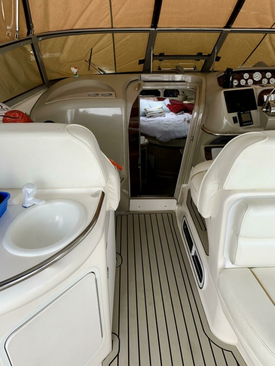 1999 Sea Ray 330 Sundancer 33