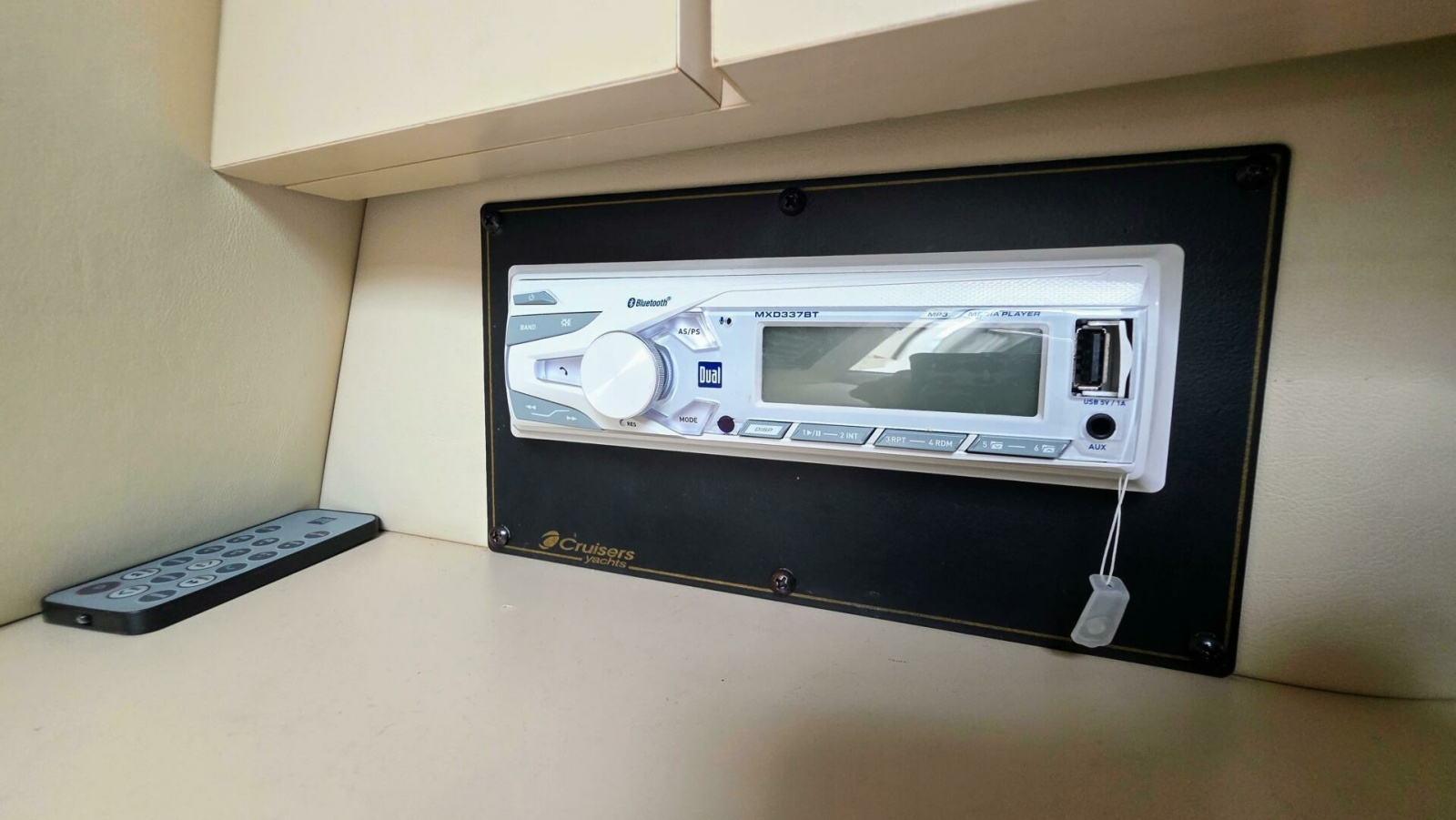 1999 Cruisers Yachts 3375 Esprit 33