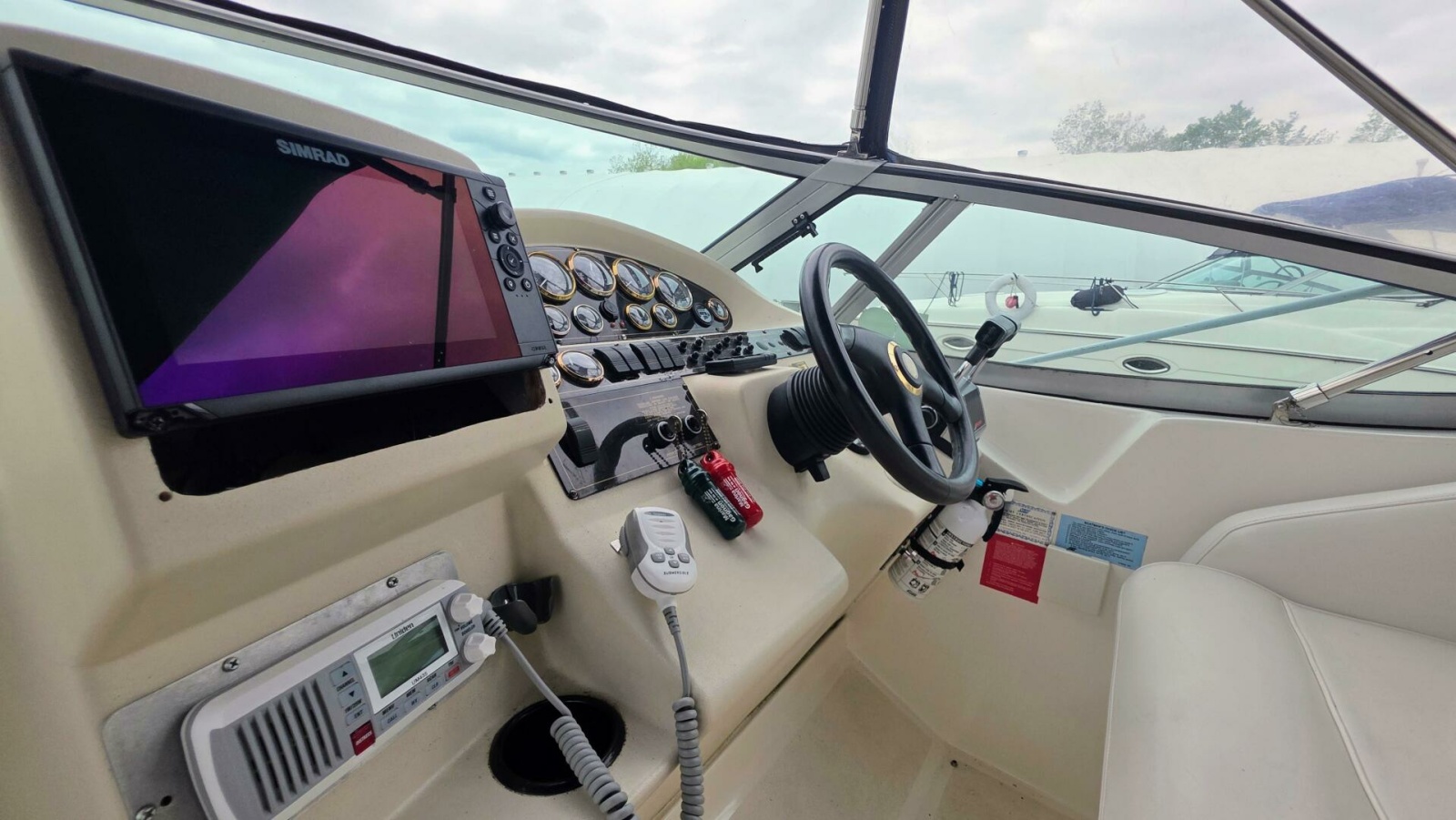 1999 Cruisers Yachts 3375 Esprit 33