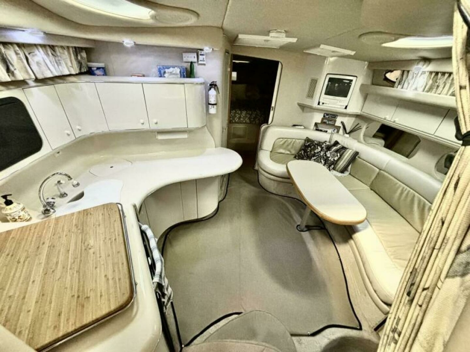 1995 Sea Ray 370 Sundancer 37