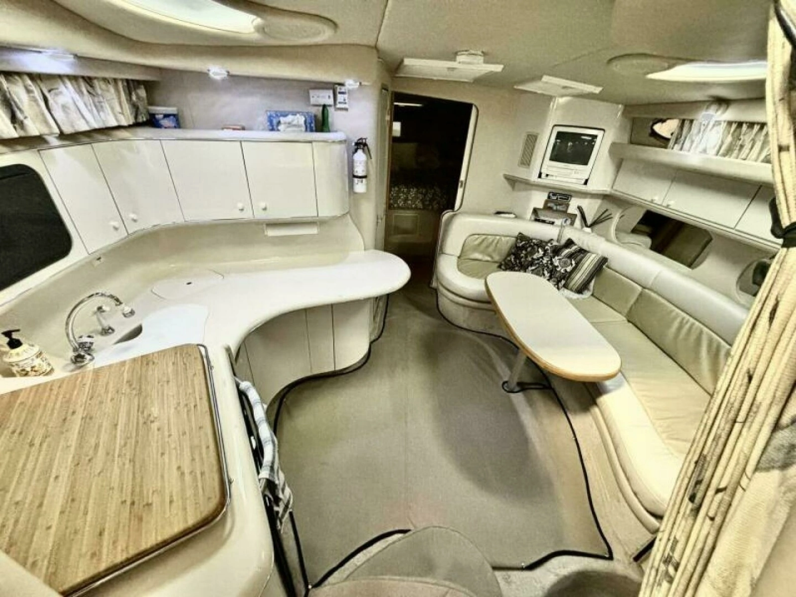 1995 Sea Ray 370 Sundancer 37