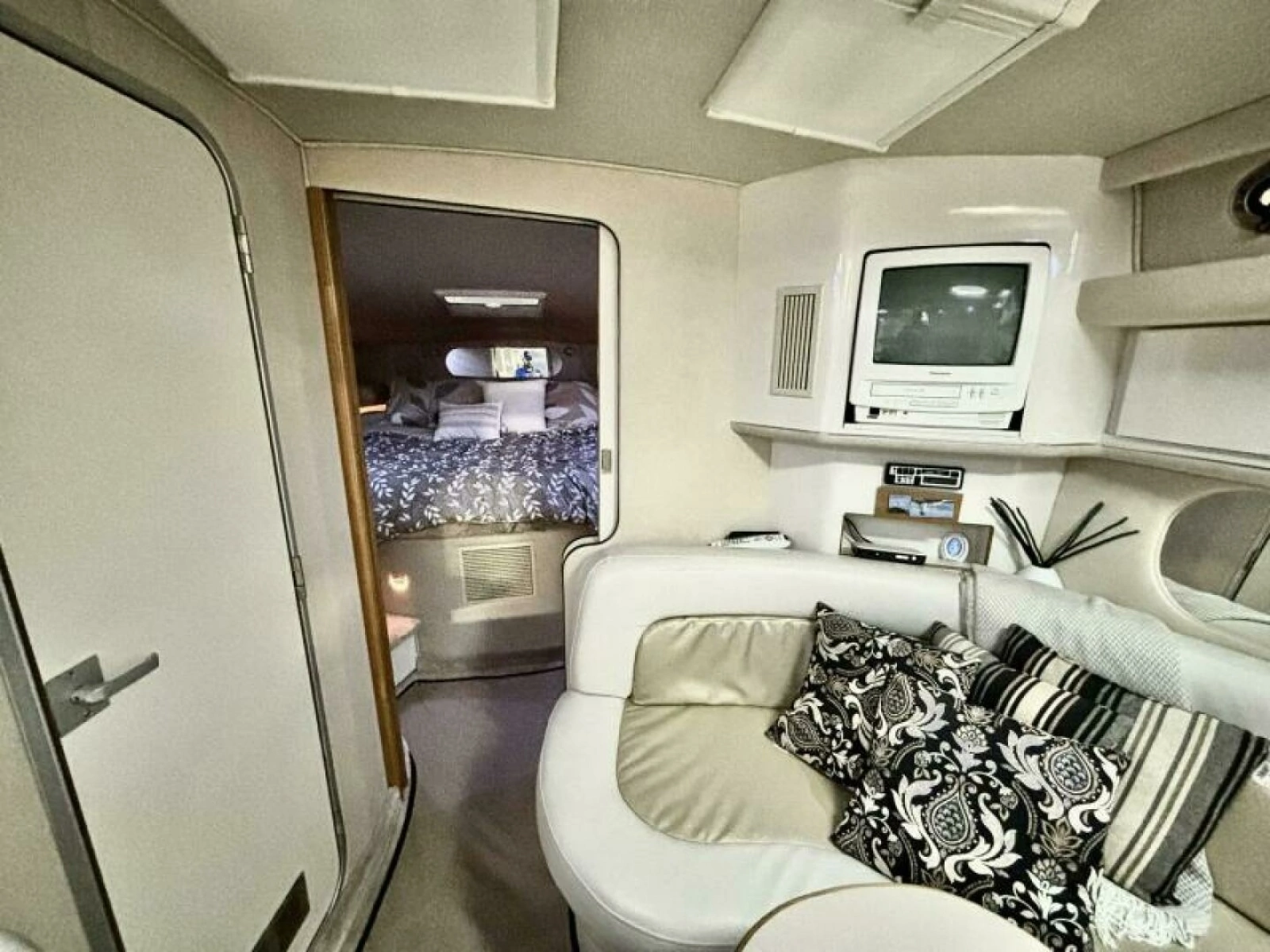 1995 Sea Ray 370 Sundancer 37