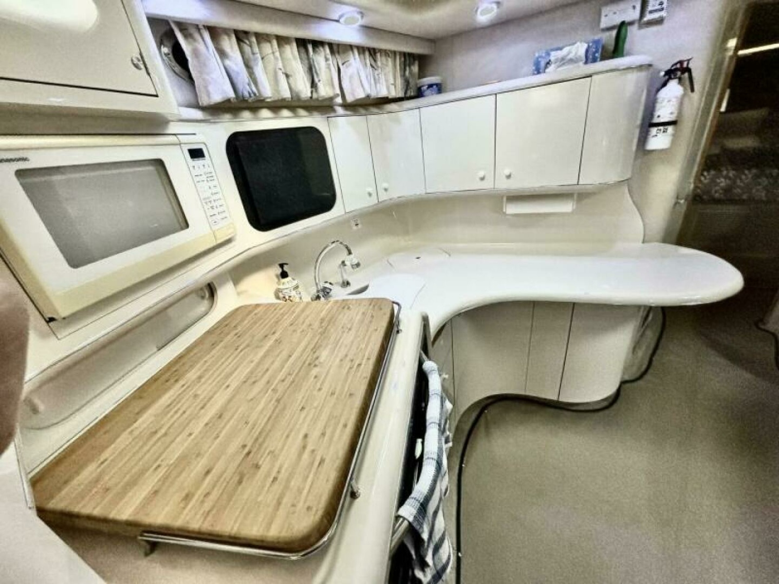 1995 Sea Ray 370 Sundancer 37
