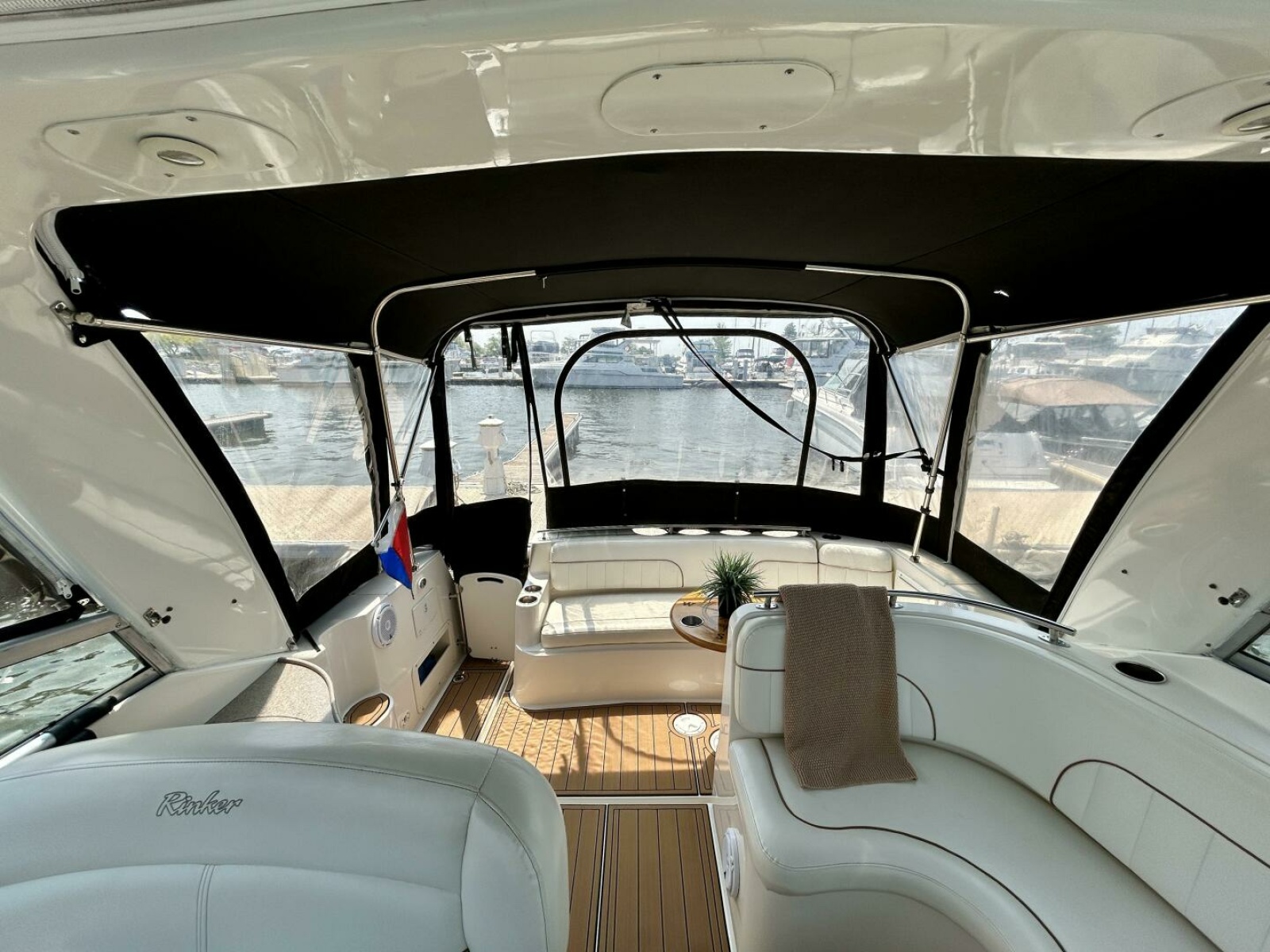 2003 Rinker 310 Fiesta Vee 31