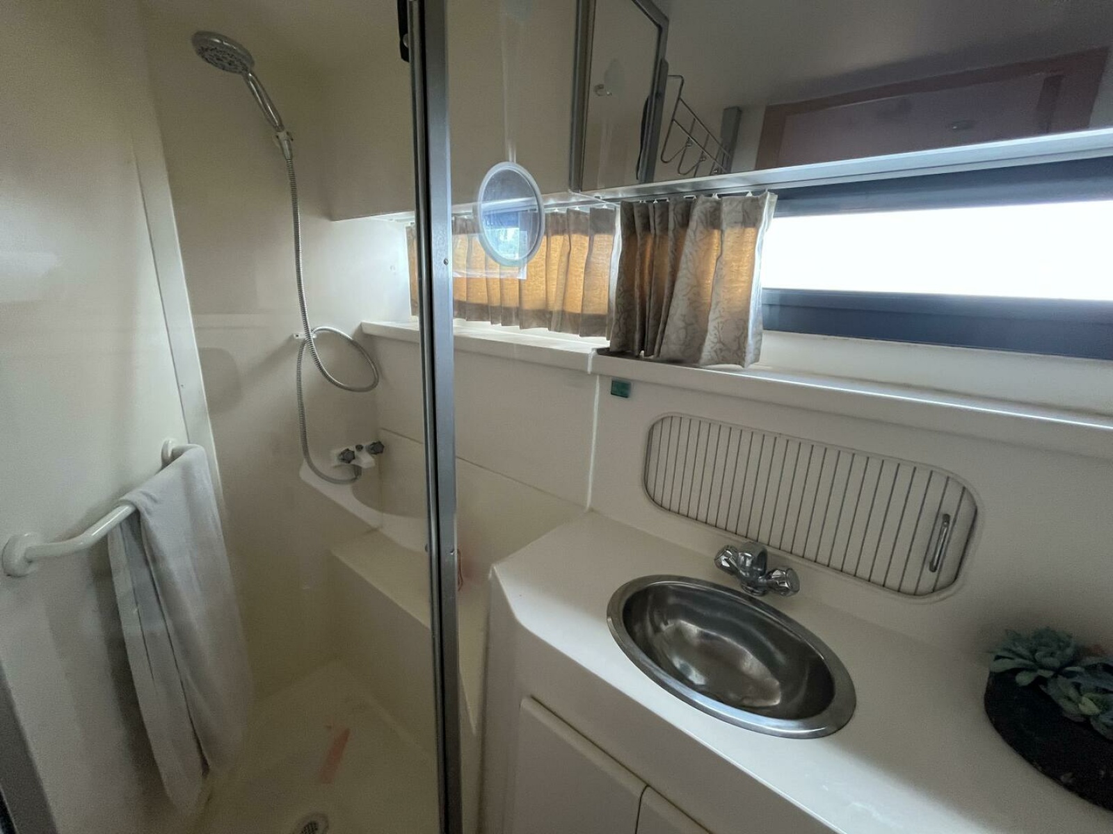 1996 Carver 370 Aft Cabin 37