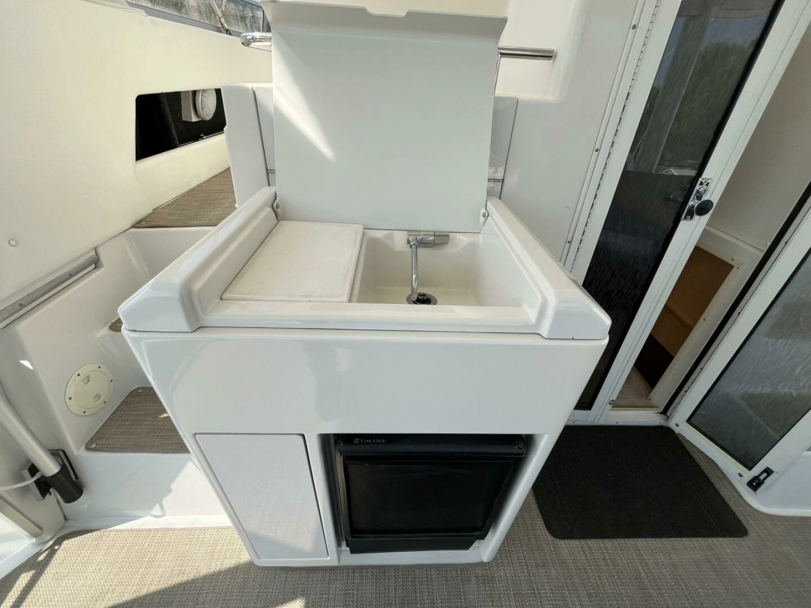 1996 Carver 370 Aft Cabin 37