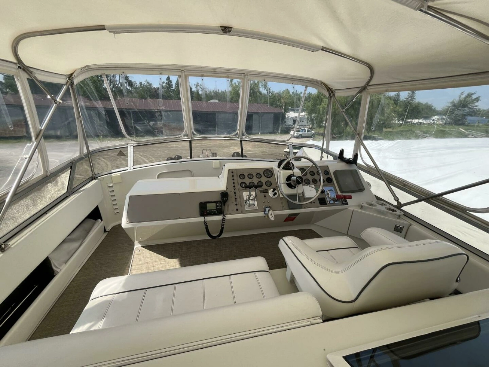 1996 Carver 370 Aft Cabin 37