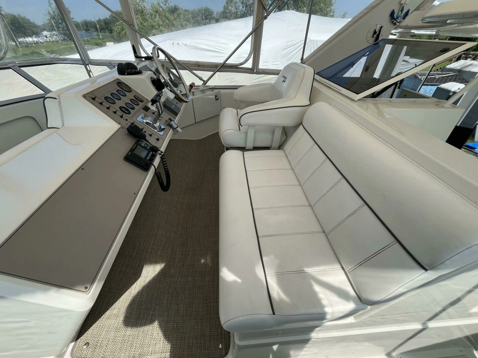 1996 Carver 370 Aft Cabin 37