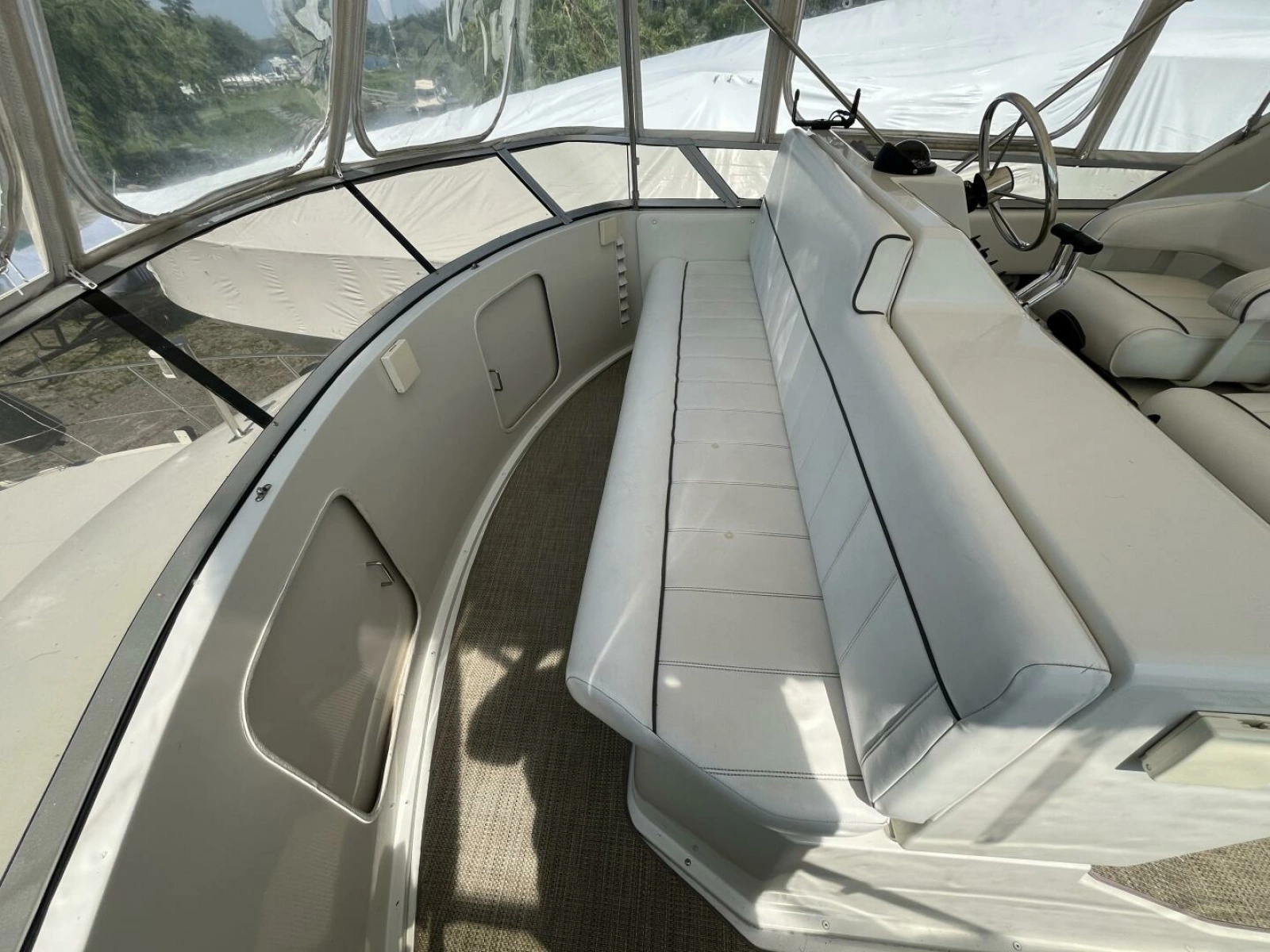 1996 Carver 370 Aft Cabin 37