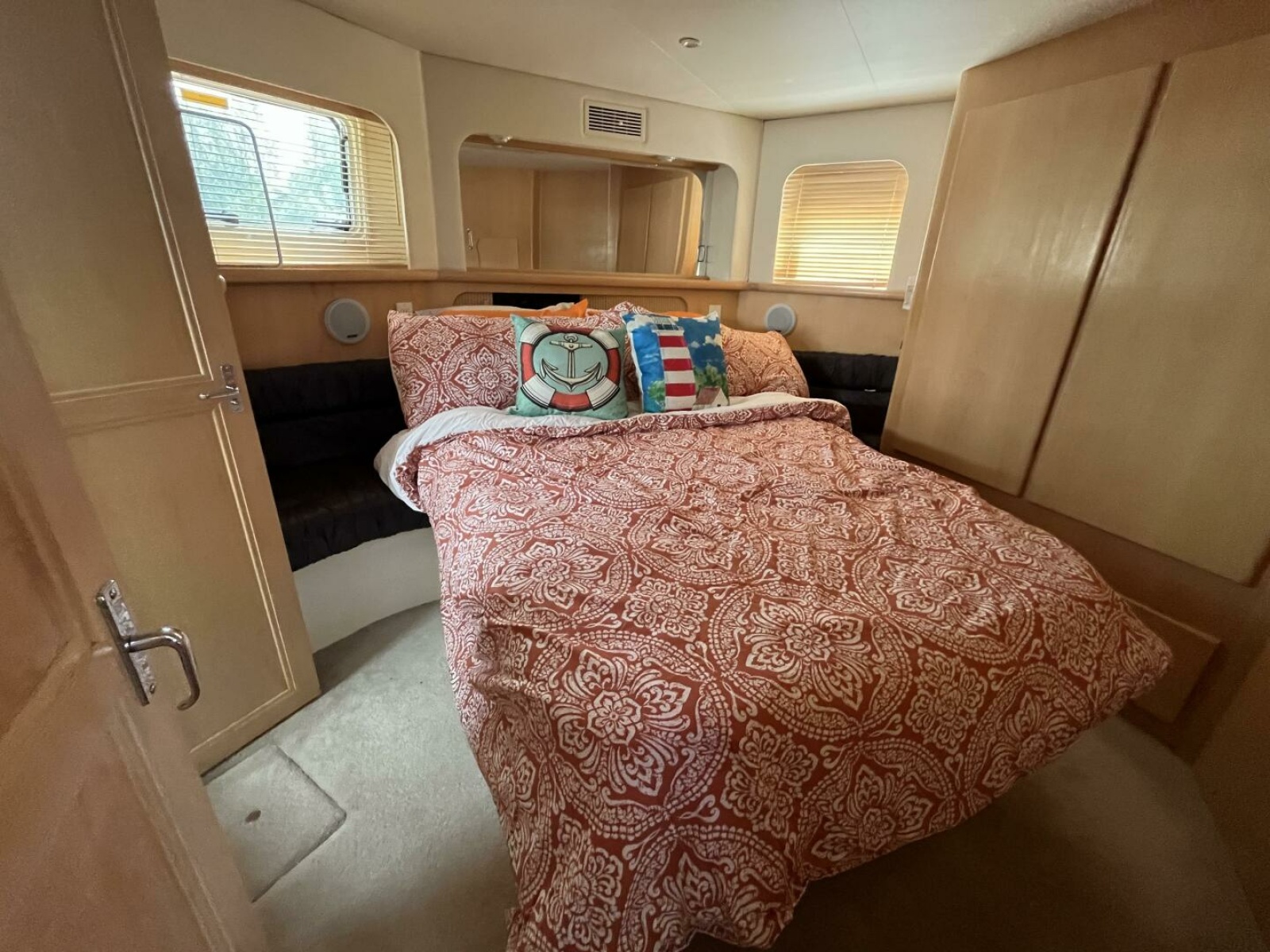 1996 Carver 370 Aft Cabin 37