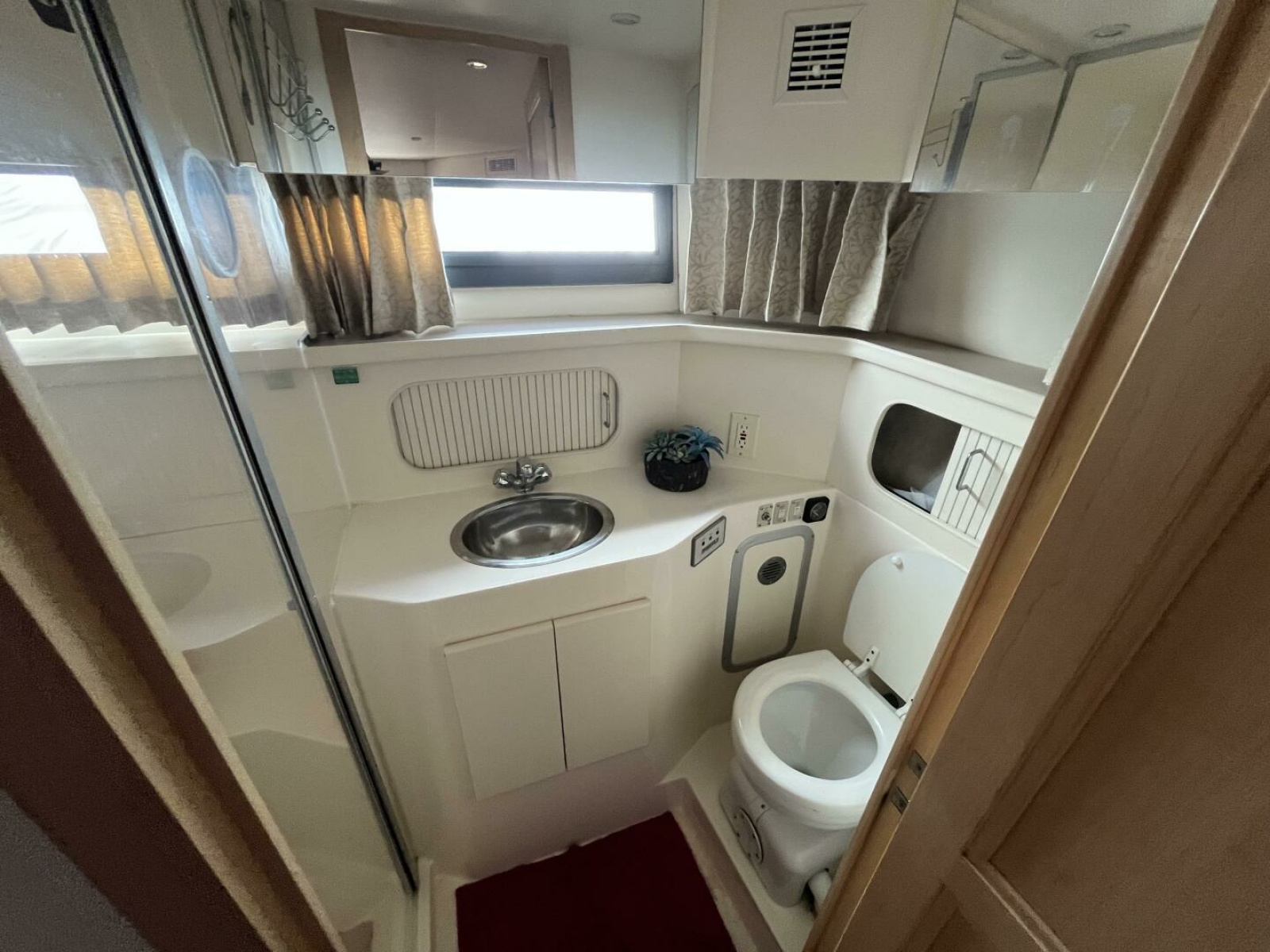 1996 Carver 370 Aft Cabin 37