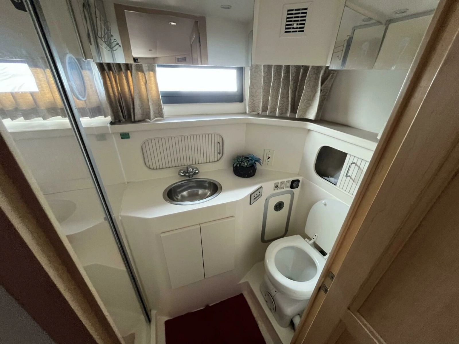 1996 Carver 370 Aft Cabin 37